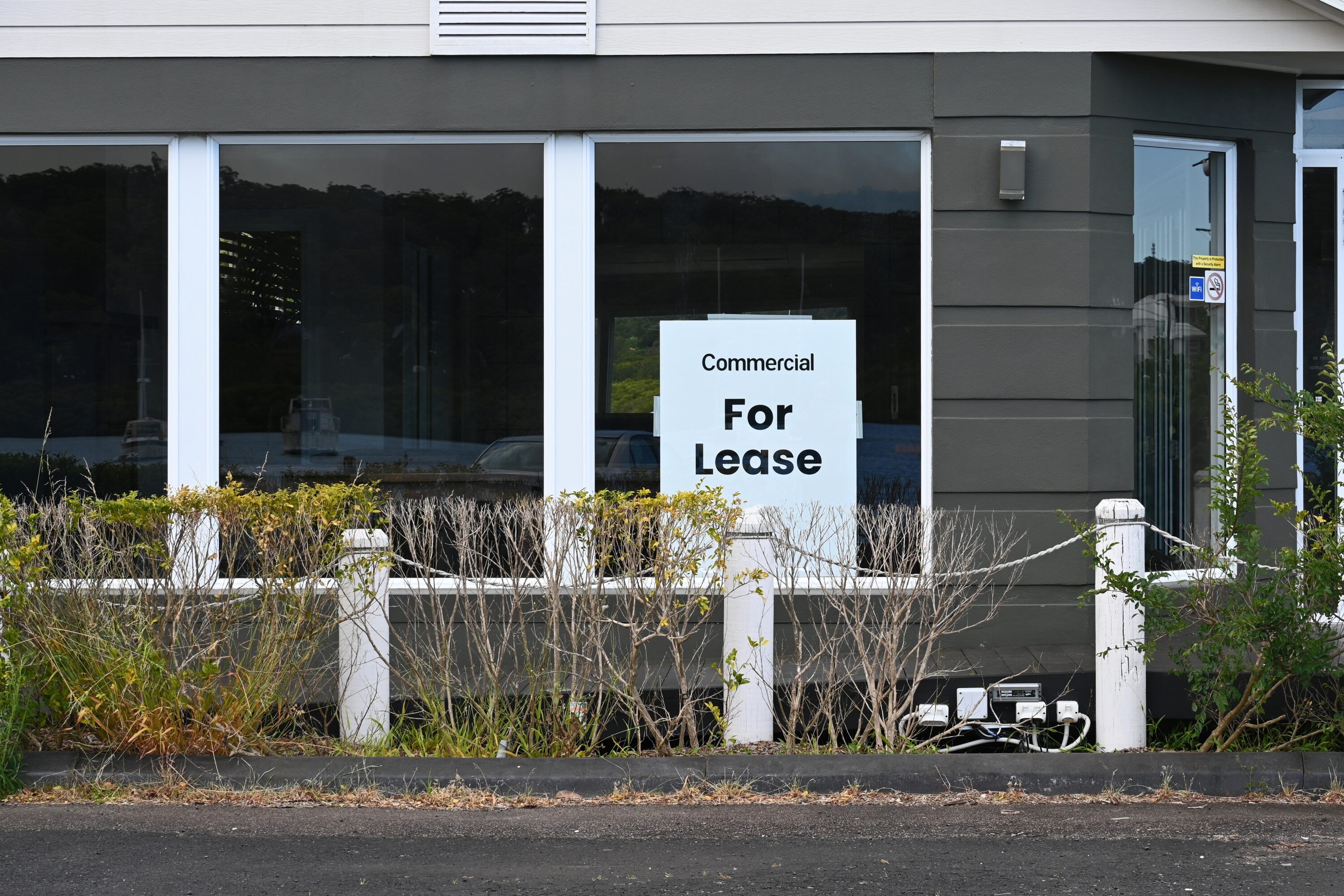 commercial,for,lease,sign,on,a,restaurant,window
